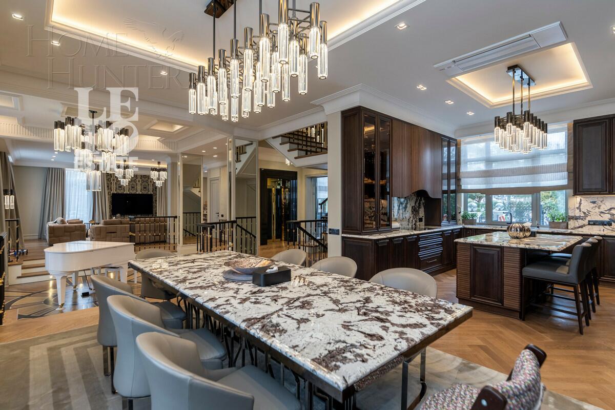 3-этажный коттедж 1 100 м² с отделкой