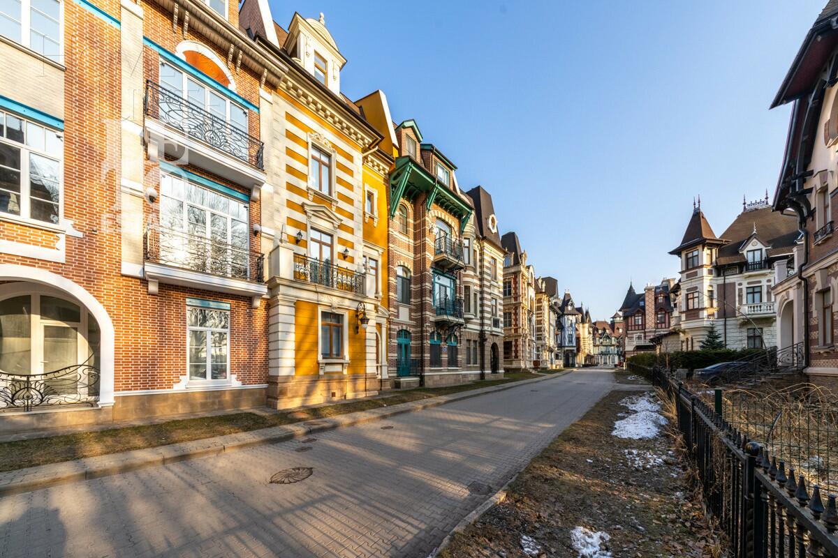 4-этажный таунхаус 395 м² без отделки