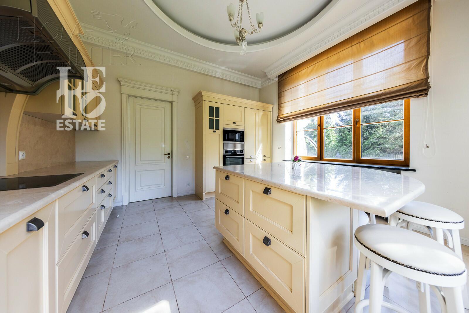 3-этажный коттедж 660 м² с отделкой