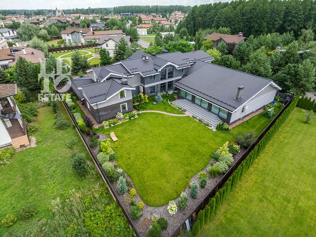 2-этажный коттедж 1 100 м² с отделкой