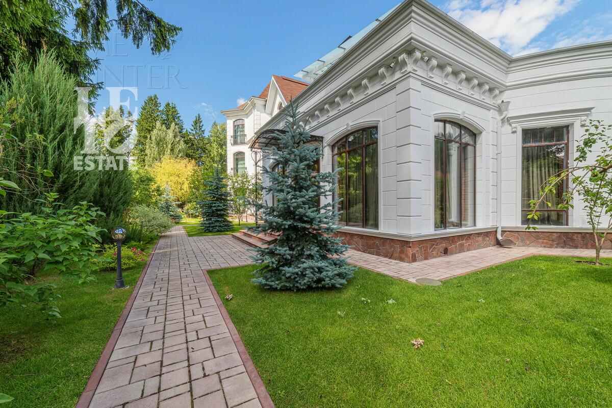 3-этажный коттедж 1 200 м² с отделкой