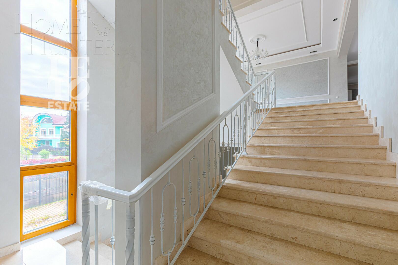 2-этажный коттедж 1 000 м² с отделкой