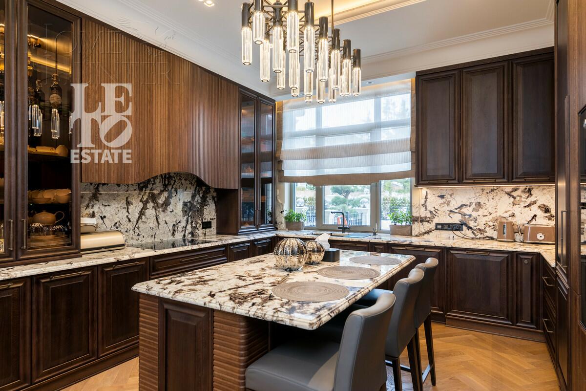 3-этажный коттедж 1 100 м² с отделкой