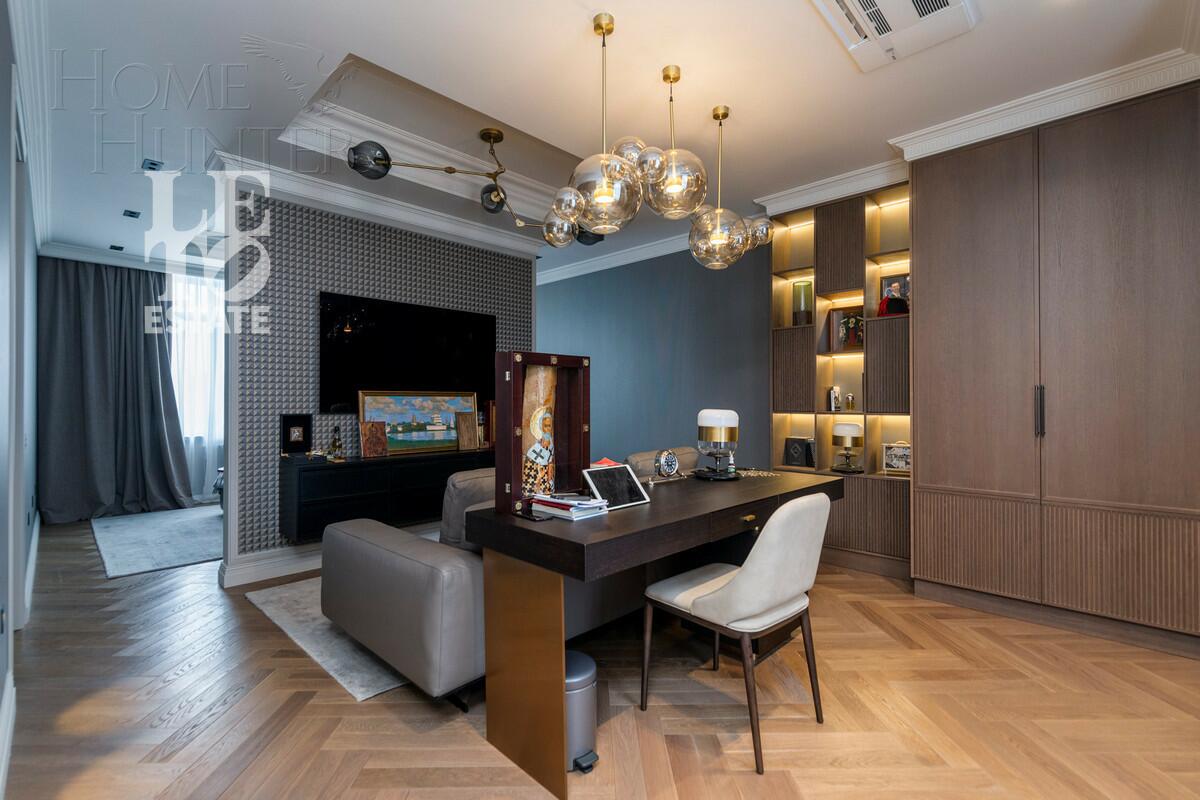 3-этажный коттедж 1 100 м² с отделкой