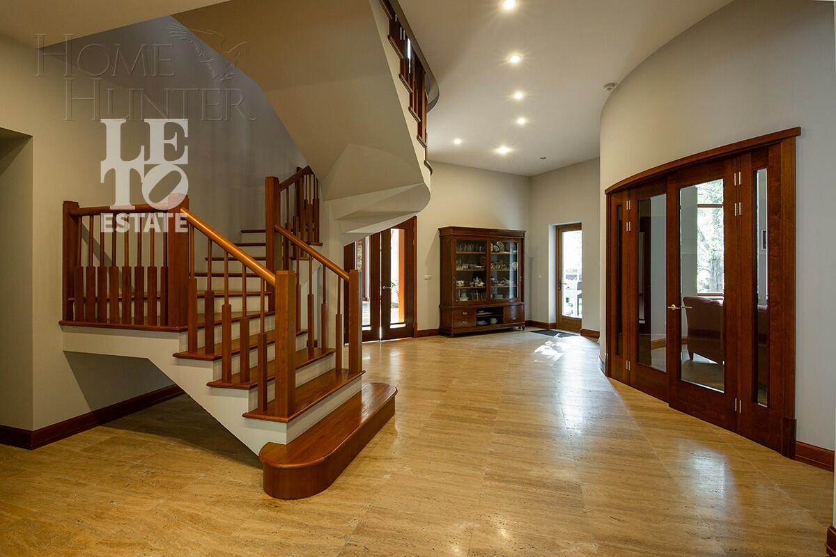 2-этажный коттедж 1 100 м² с отделкой