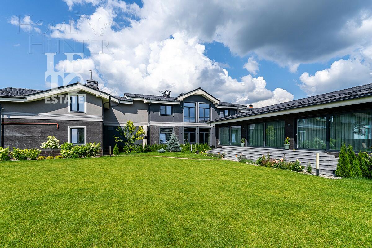 2-этажный коттедж 1 100 м² с отделкой