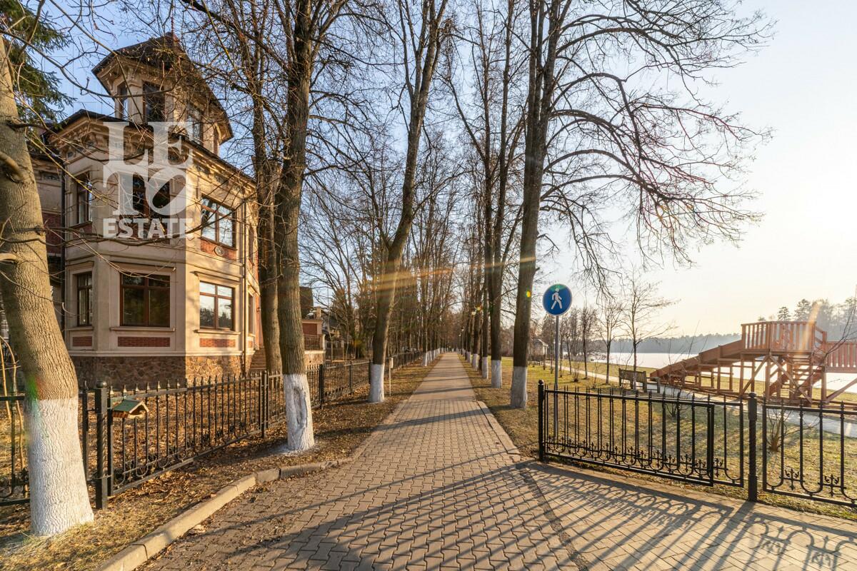 4-этажный таунхаус 395 м² без отделки