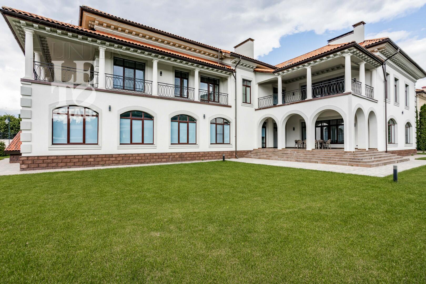 2-этажный коттедж 1 300 м² без отделки