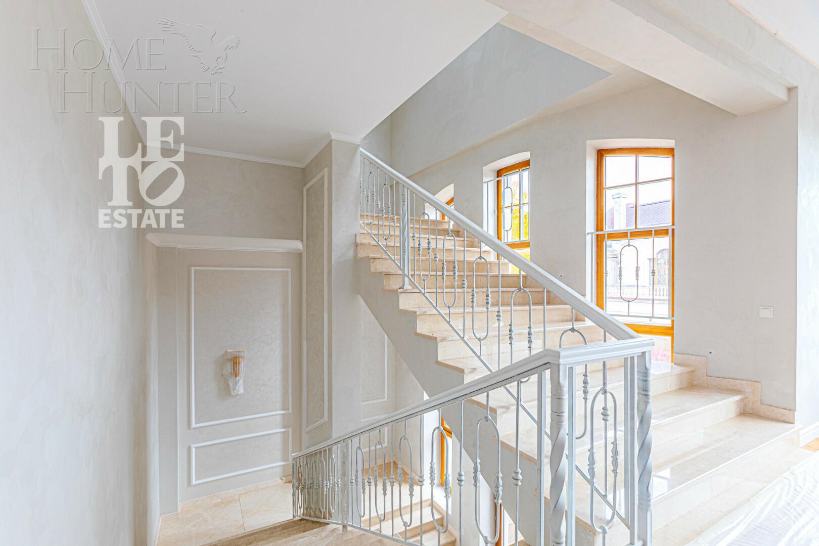 2-этажный коттедж 1 000 м² с отделкой