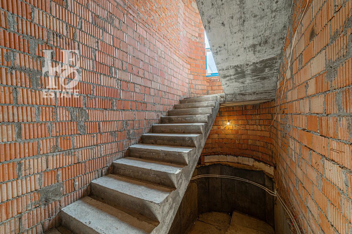 2-этажный таунхаус 330 м² без отделки