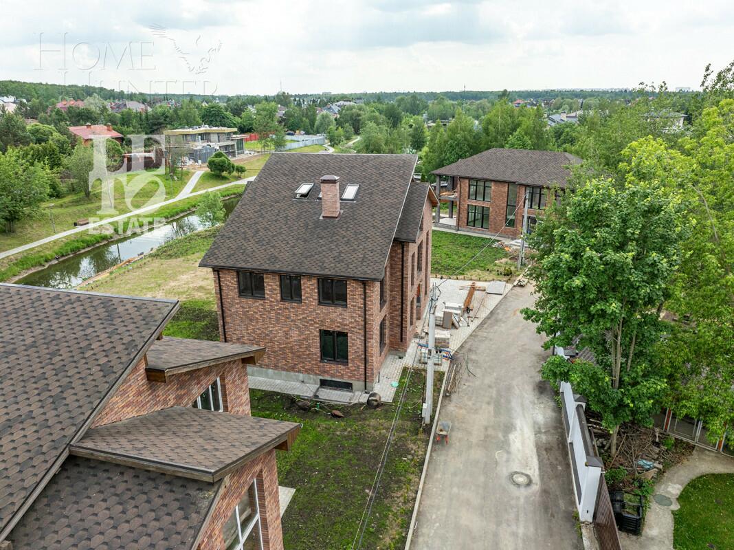 2-этажный коттедж 398.2 м² без отделки