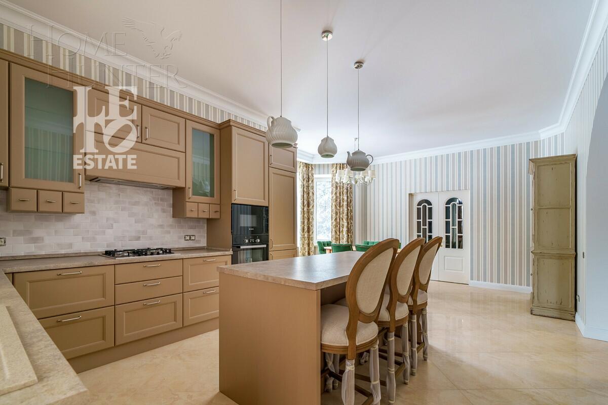 3-этажный коттедж 600 м² с отделкой