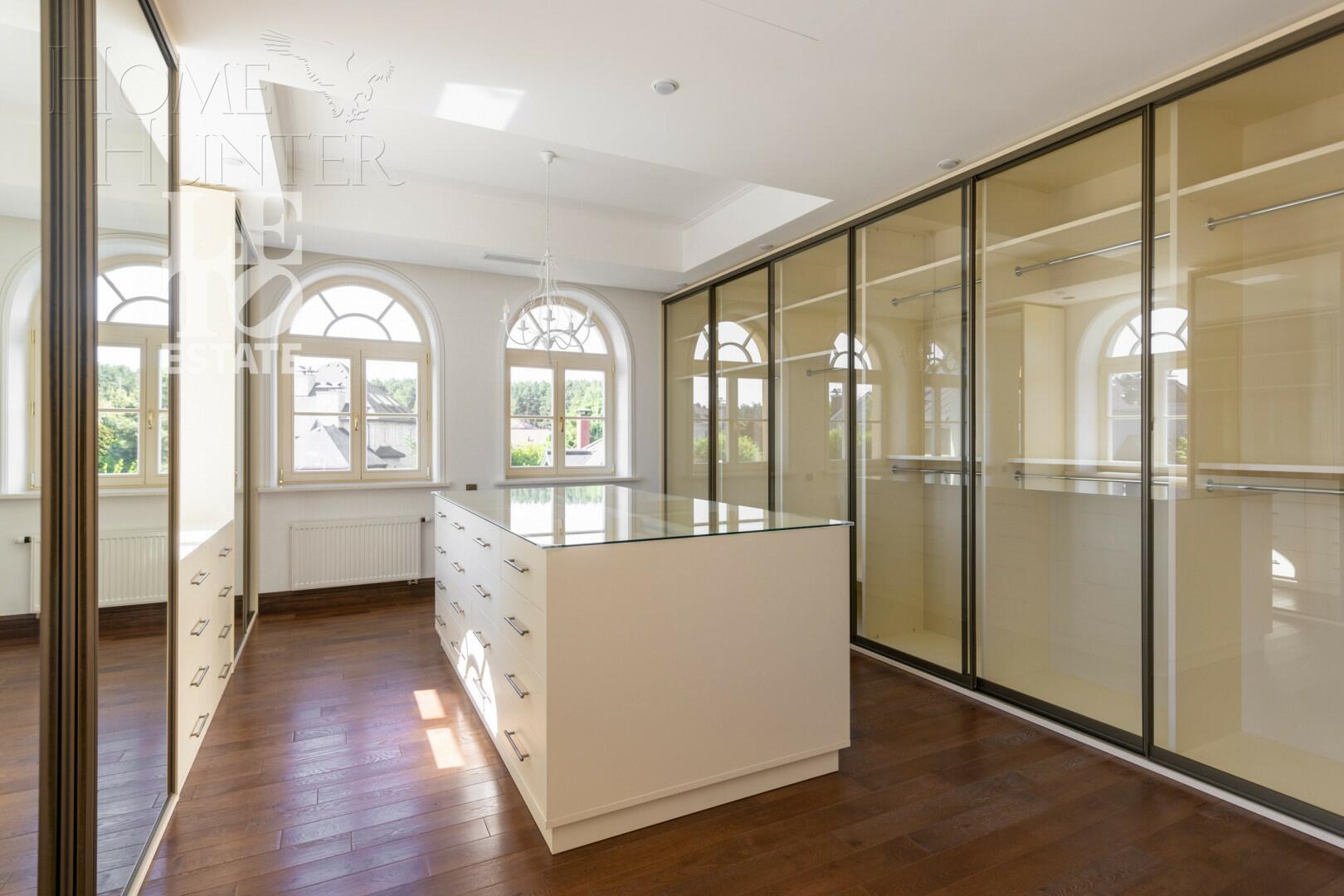 2-этажный коттедж 1 700 м² с отделкой