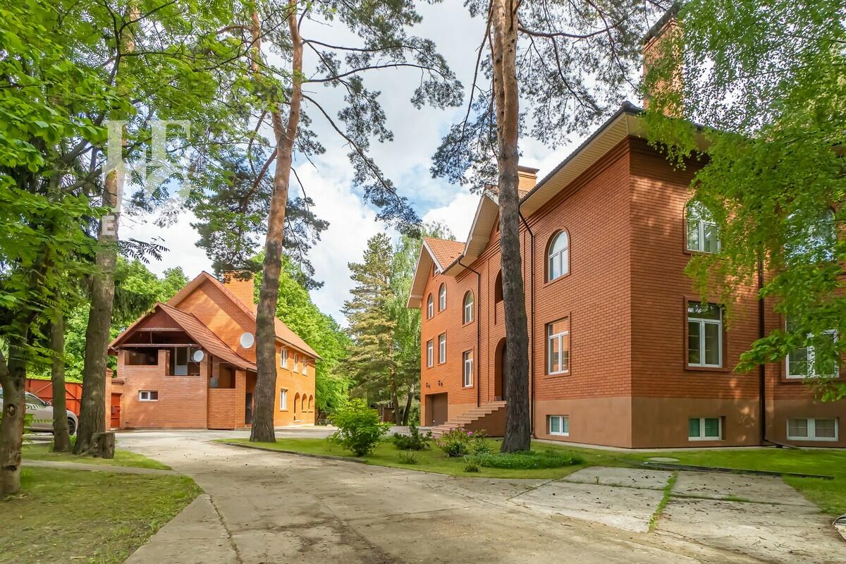 3-этажный коттедж 1 319 м² с отделкой