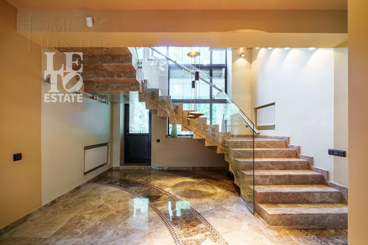 3-этажный коттедж 640 м² с отделкой