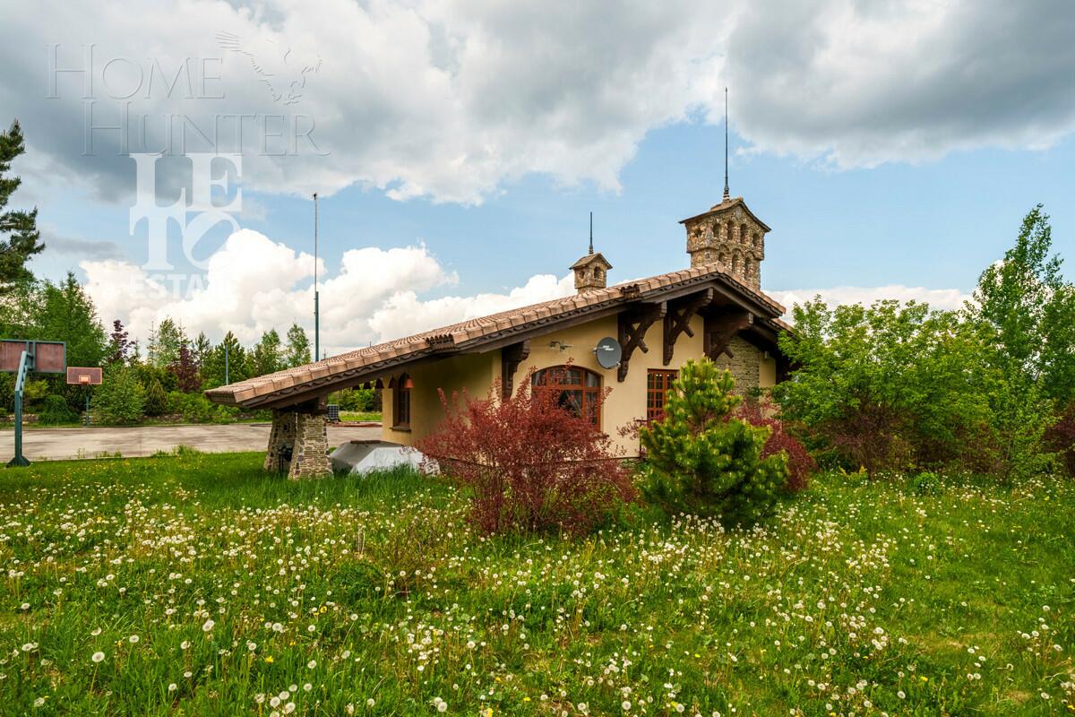 3-этажный коттедж 2 270 м² без отделки