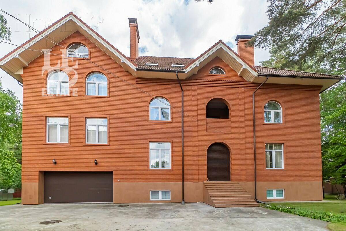 3-этажный коттедж 1 319 м² с отделкой