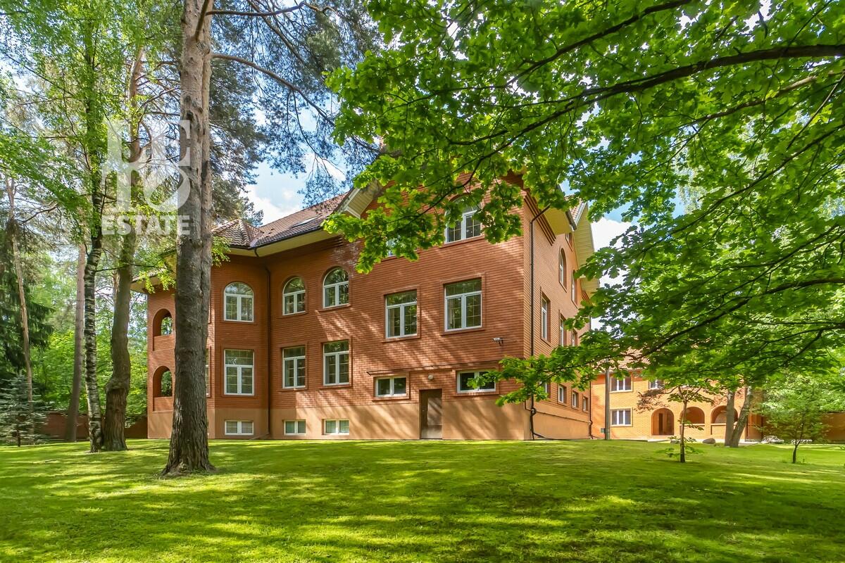 3-этажный коттедж 1 319 м² с отделкой