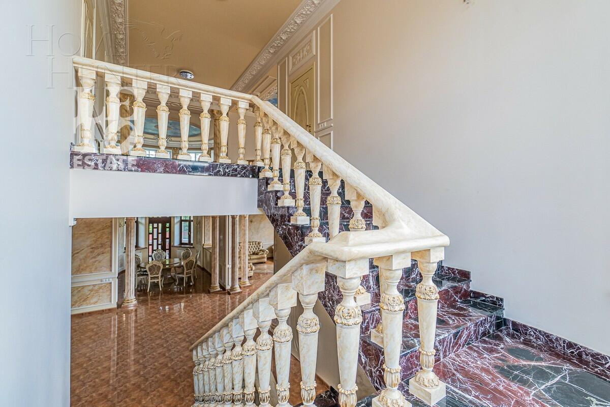 2-этажный коттедж 650 м² с отделкой