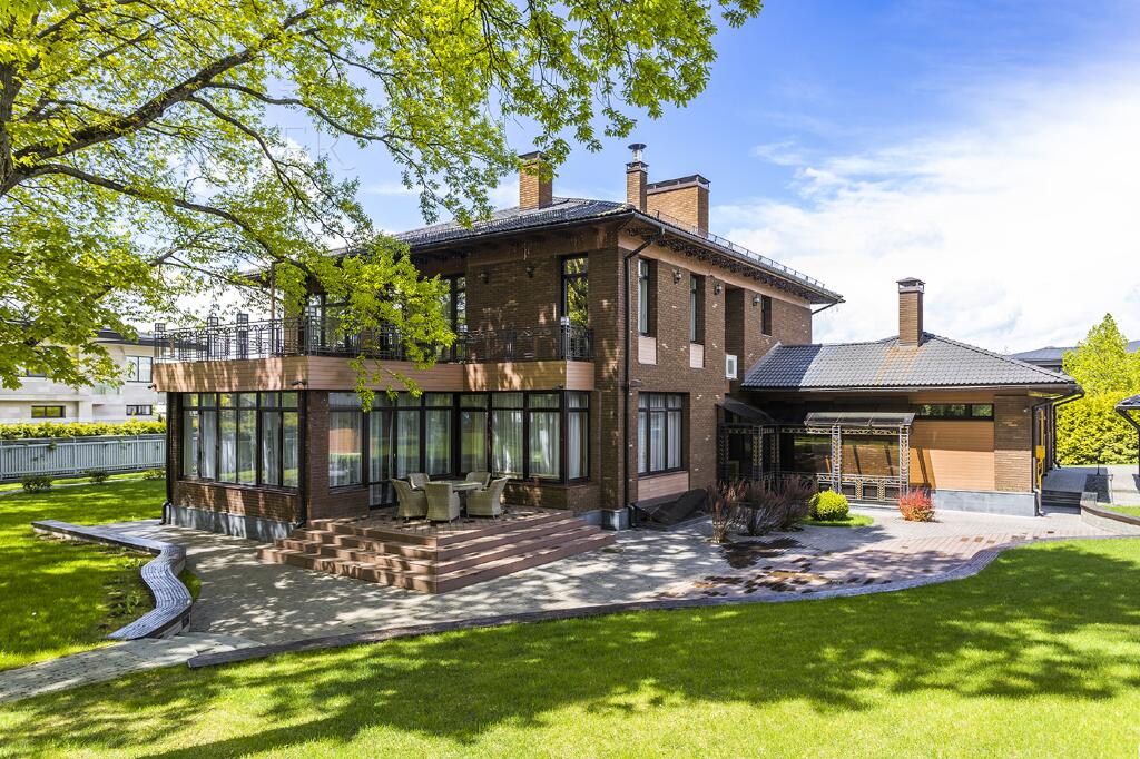 2-этажный коттедж 1 000 м² с отделкой