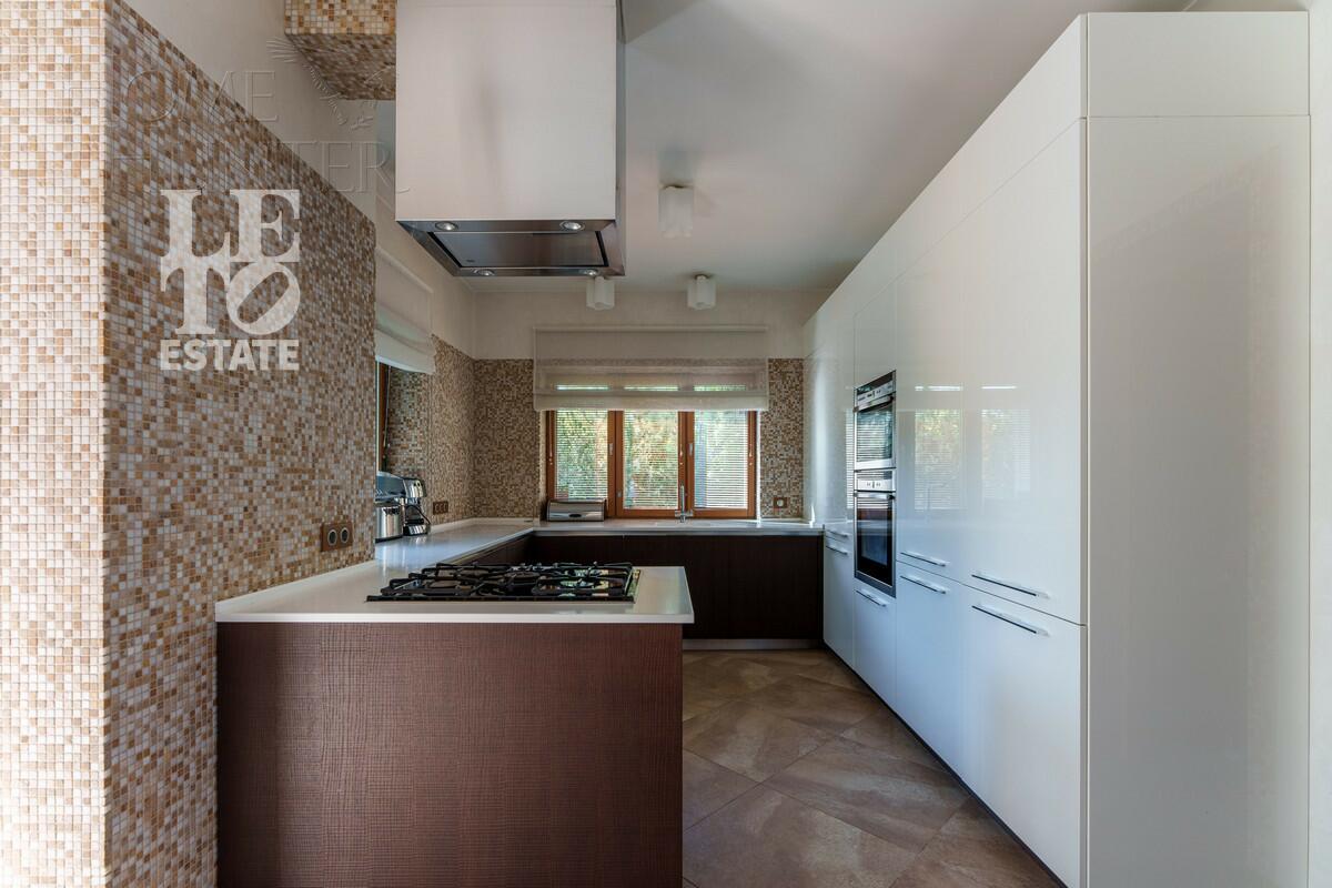 3-этажный коттедж 680 м² с отделкой