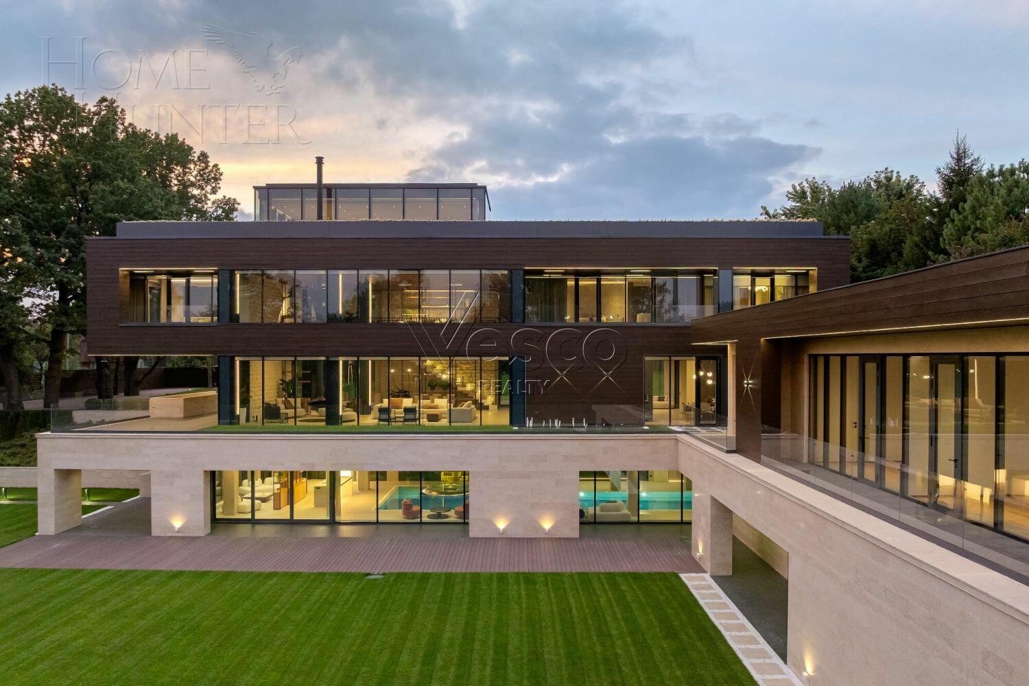 3-этажный коттедж 2 150 м² с отделкой