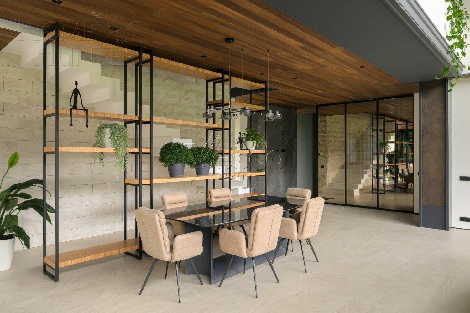 3-этажный коттедж 2 150 м² с отделкой