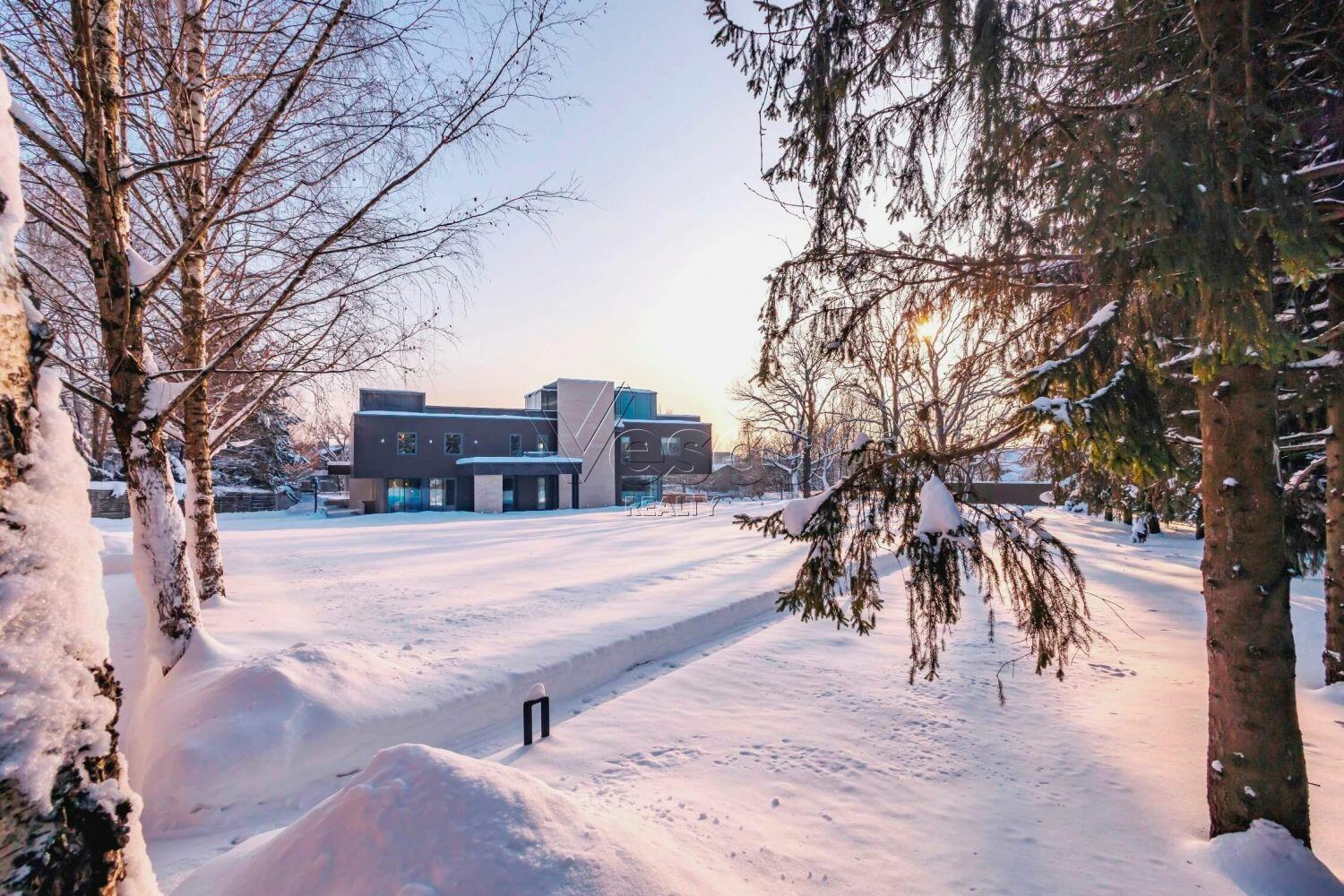 3-этажный коттедж 2 150 м² с отделкой