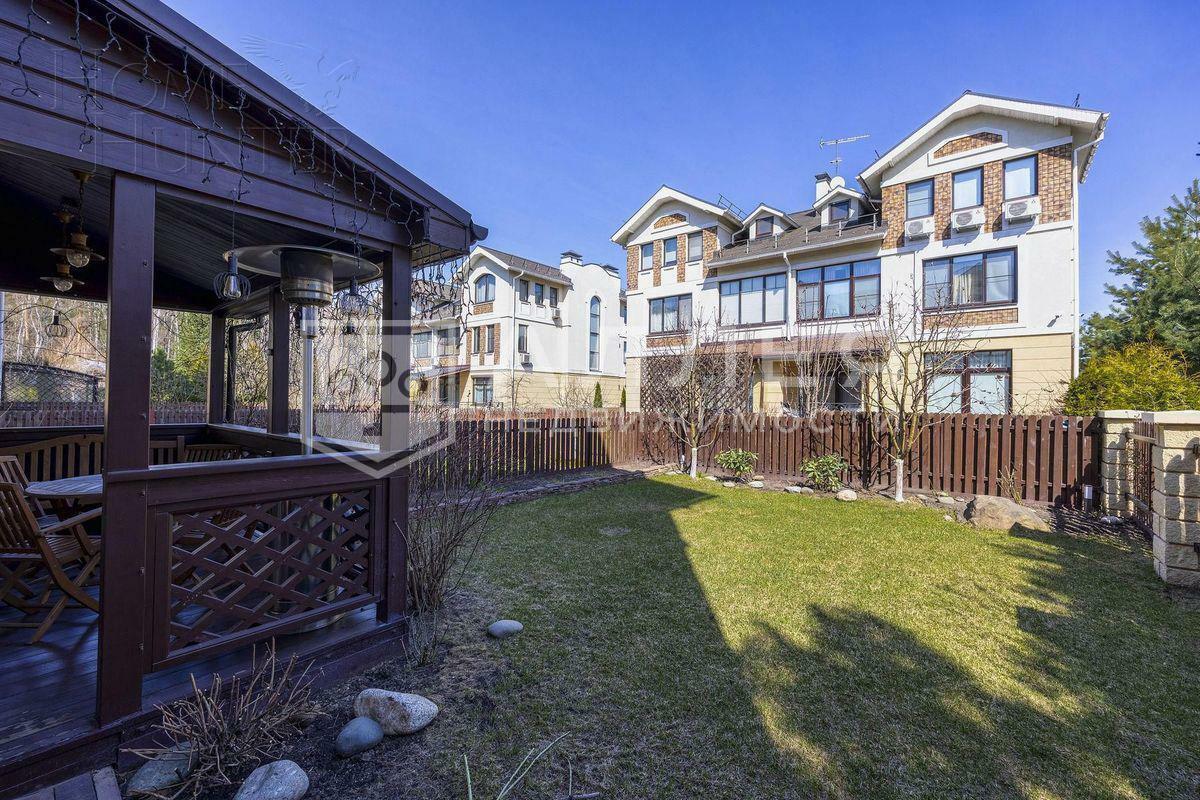 3-этажный таунхаус 270 м² с отделкой