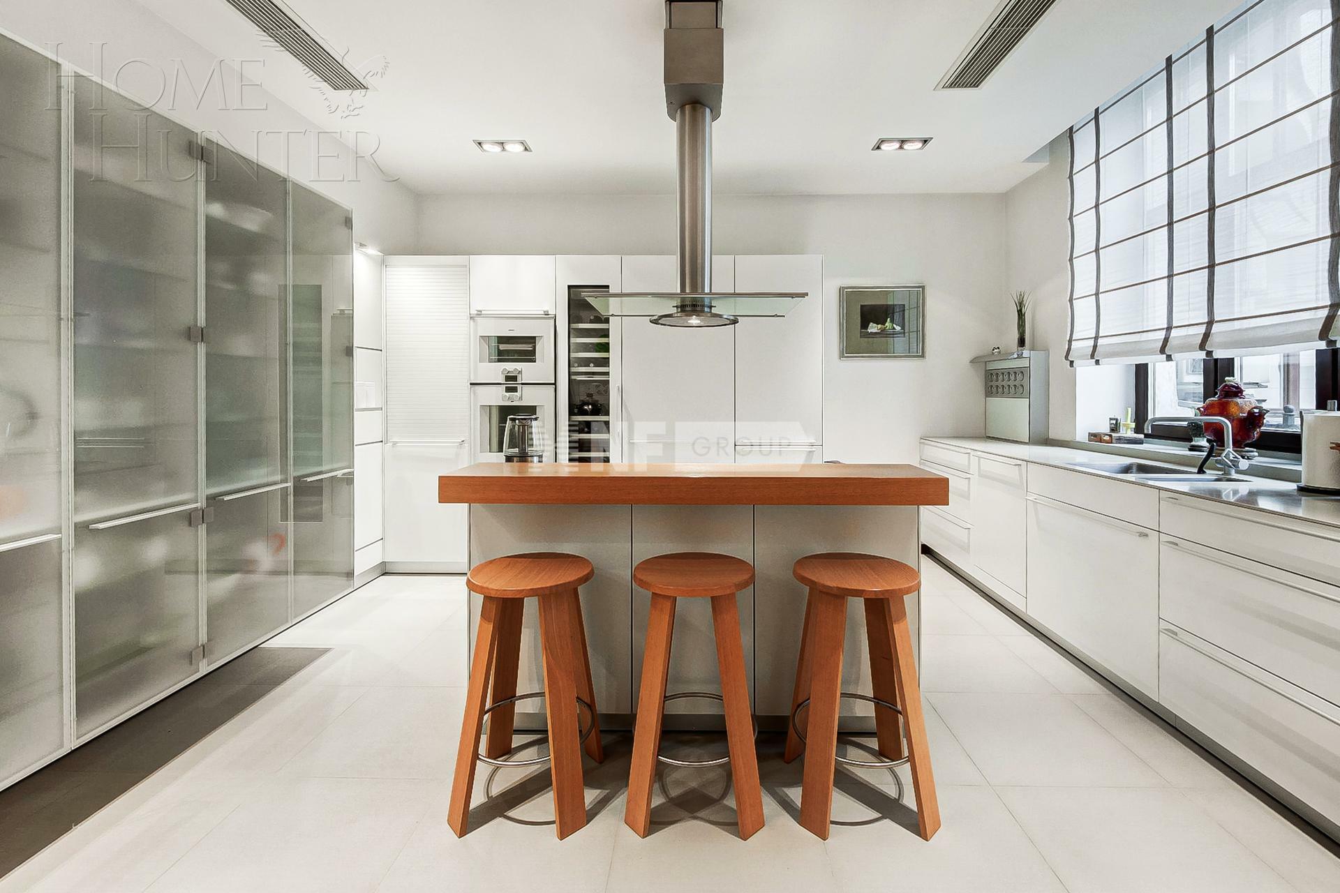 4-КОМН. КВАРТИРА С ОТДЕЛКОЙ 210.3 М² НА 3 ЭТАЖЕ