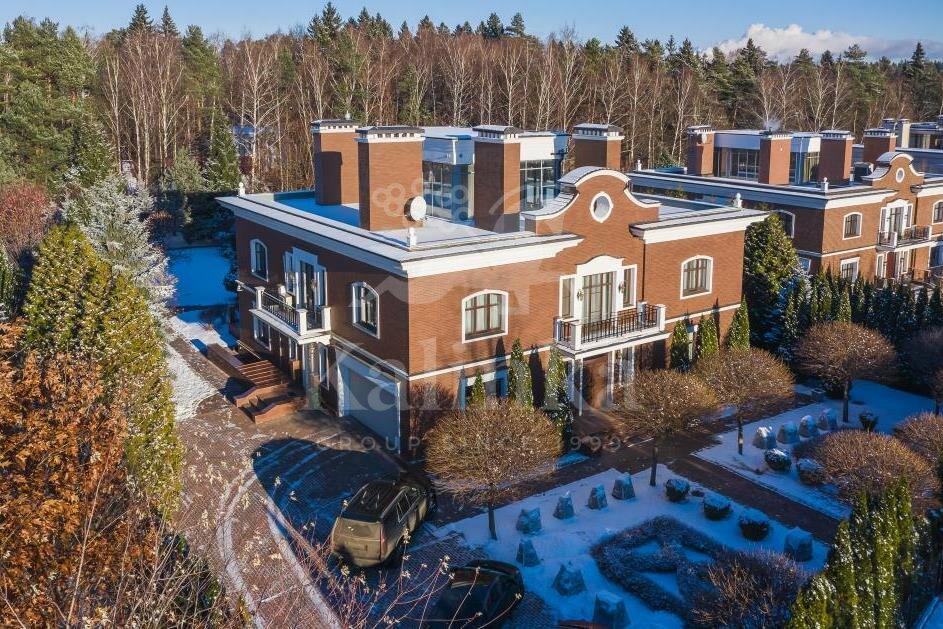 3-этажный коттедж 700 м² с отделкой