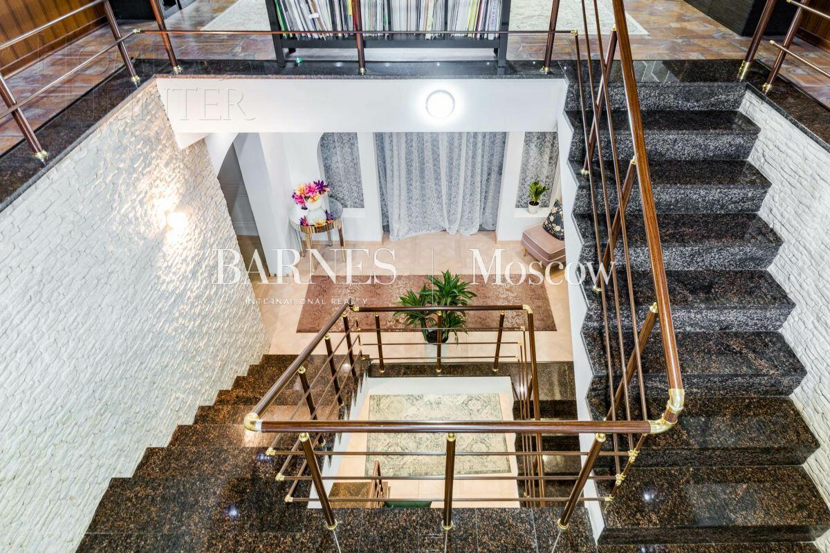 3-этажный коттедж 400 м² с отделкой