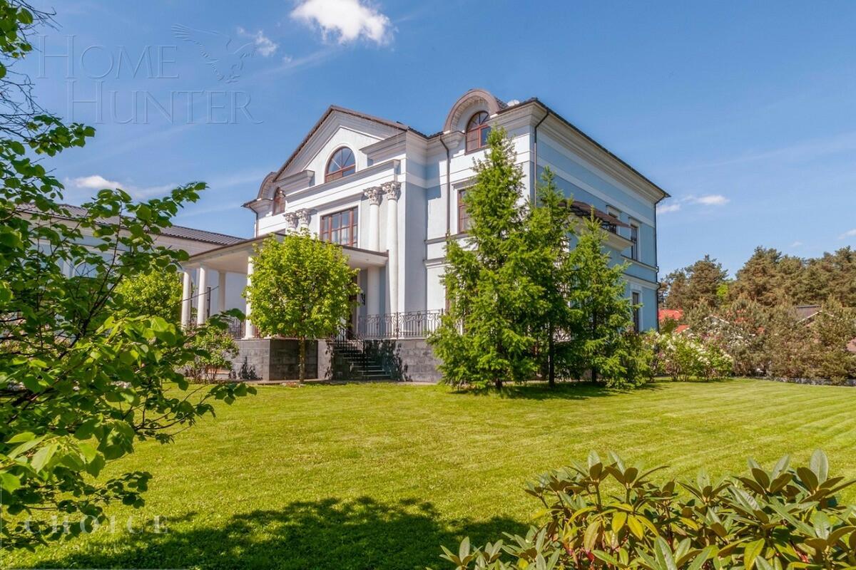 3-этажный коттедж 1 800 м² с отделкой