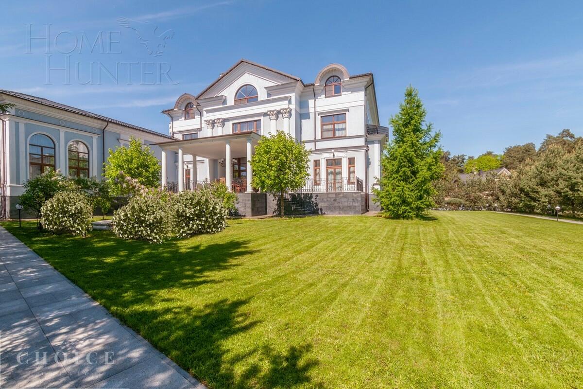 3-этажный коттедж 1 800 м² с отделкой