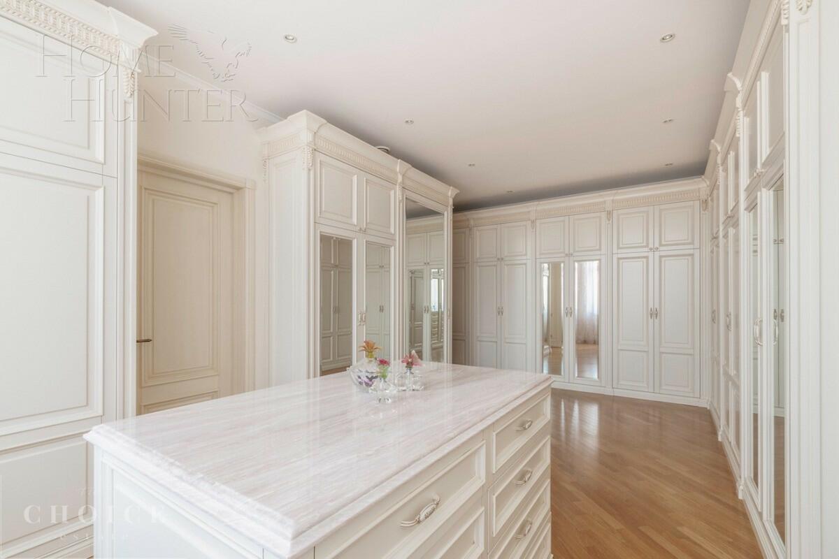 3-этажный коттедж 1 800 м² с отделкой