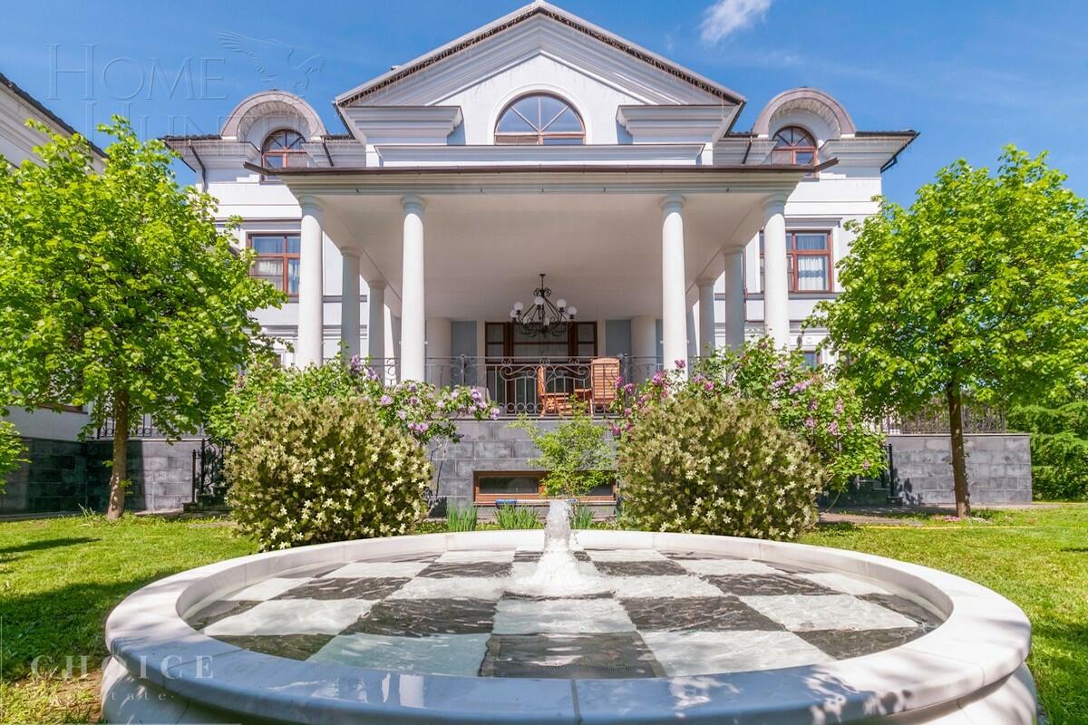 3-этажный коттедж 1 800 м² с отделкой