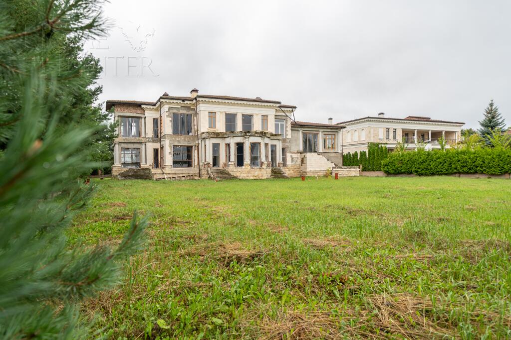 2-этажный коттедж 1 320 м² без отделки