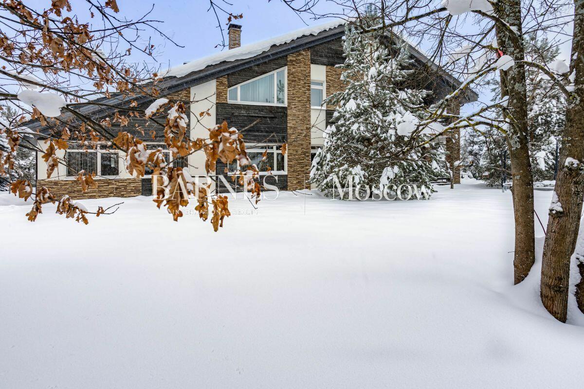 3-этажный коттедж 700 м² с отделкой