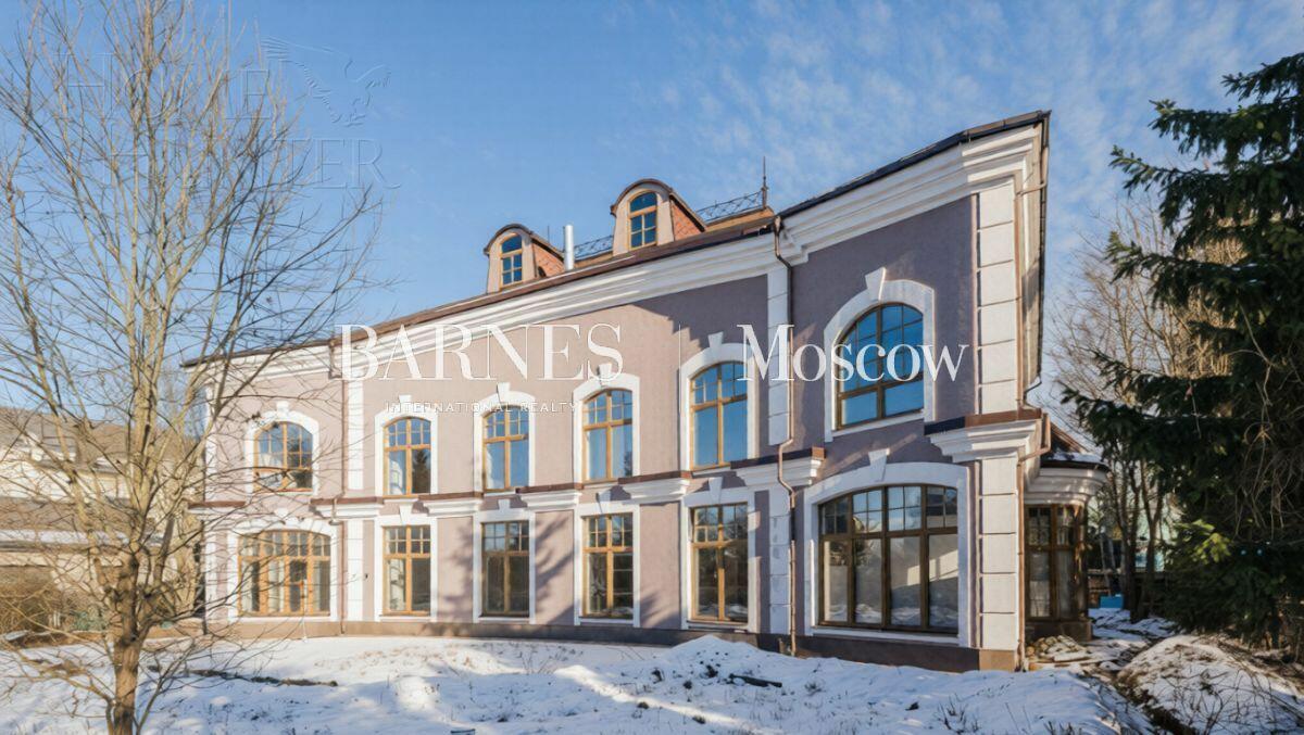 2-этажный коттедж 1 000 м² с отделкой