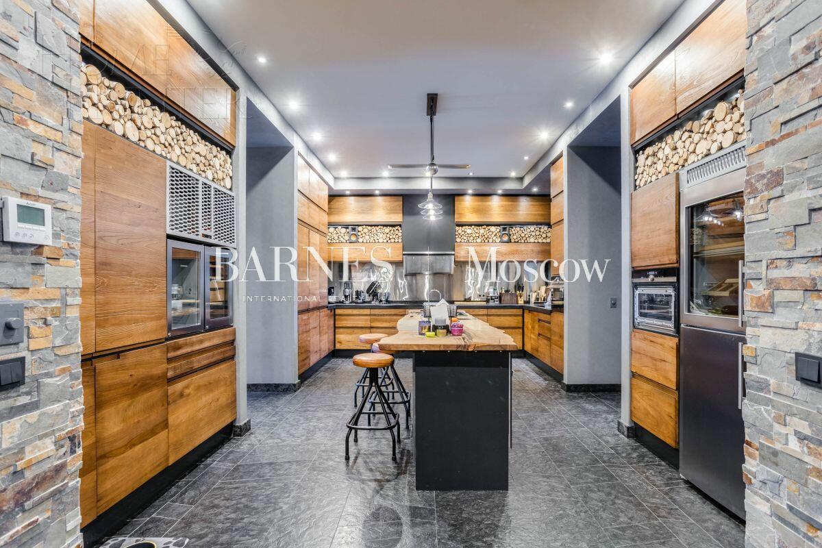 3-этажный коттедж 700 м² с отделкой