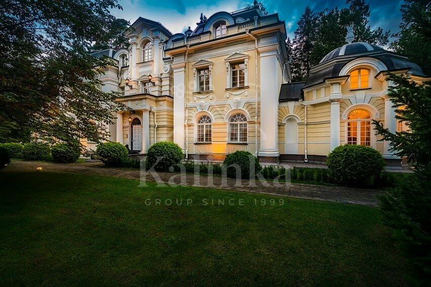 3-этажный коттедж 1 100 м² с отделкой