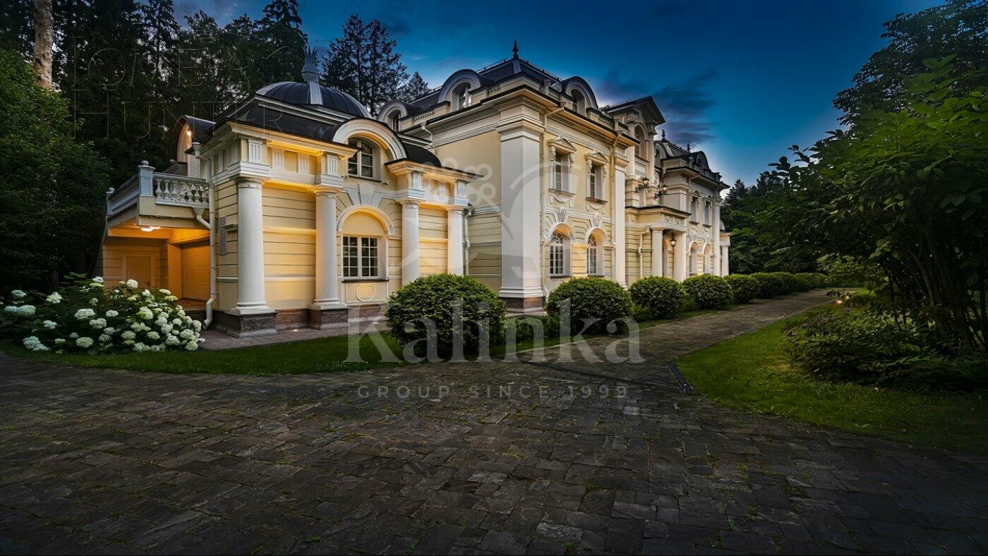 3-этажный коттедж 1 100 м² с отделкой