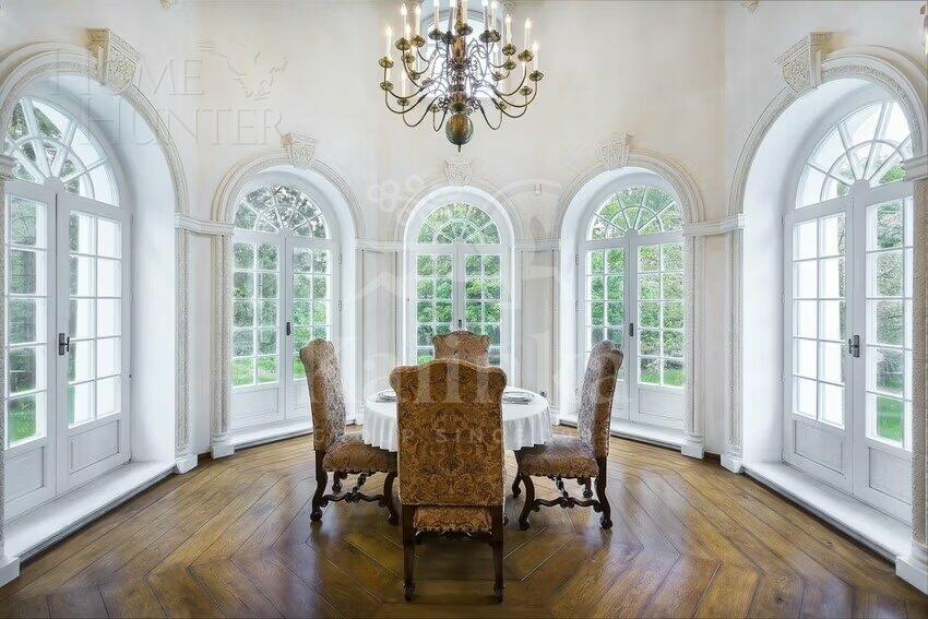 3-этажный коттедж 1 100 м² с отделкой