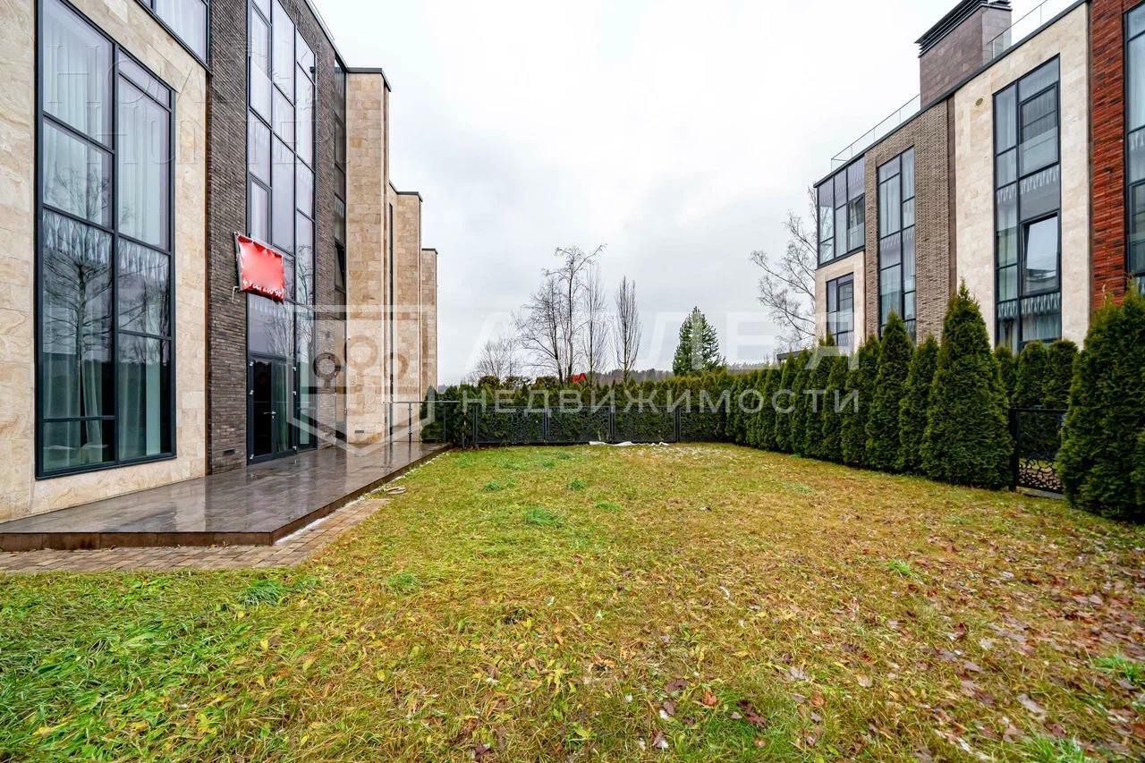 3-этажный таунхаус 310 м² с отделкой