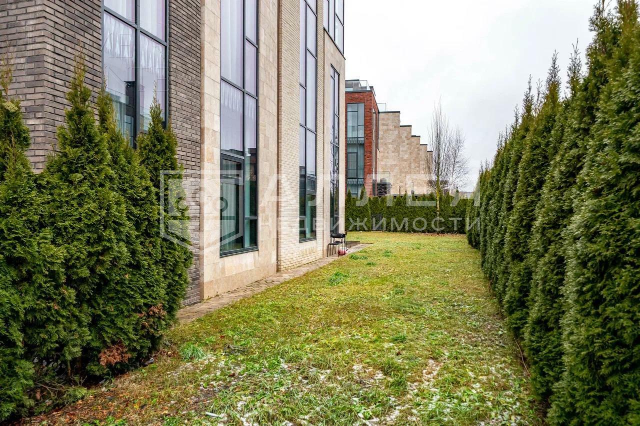 3-этажный таунхаус 310 м² с отделкой