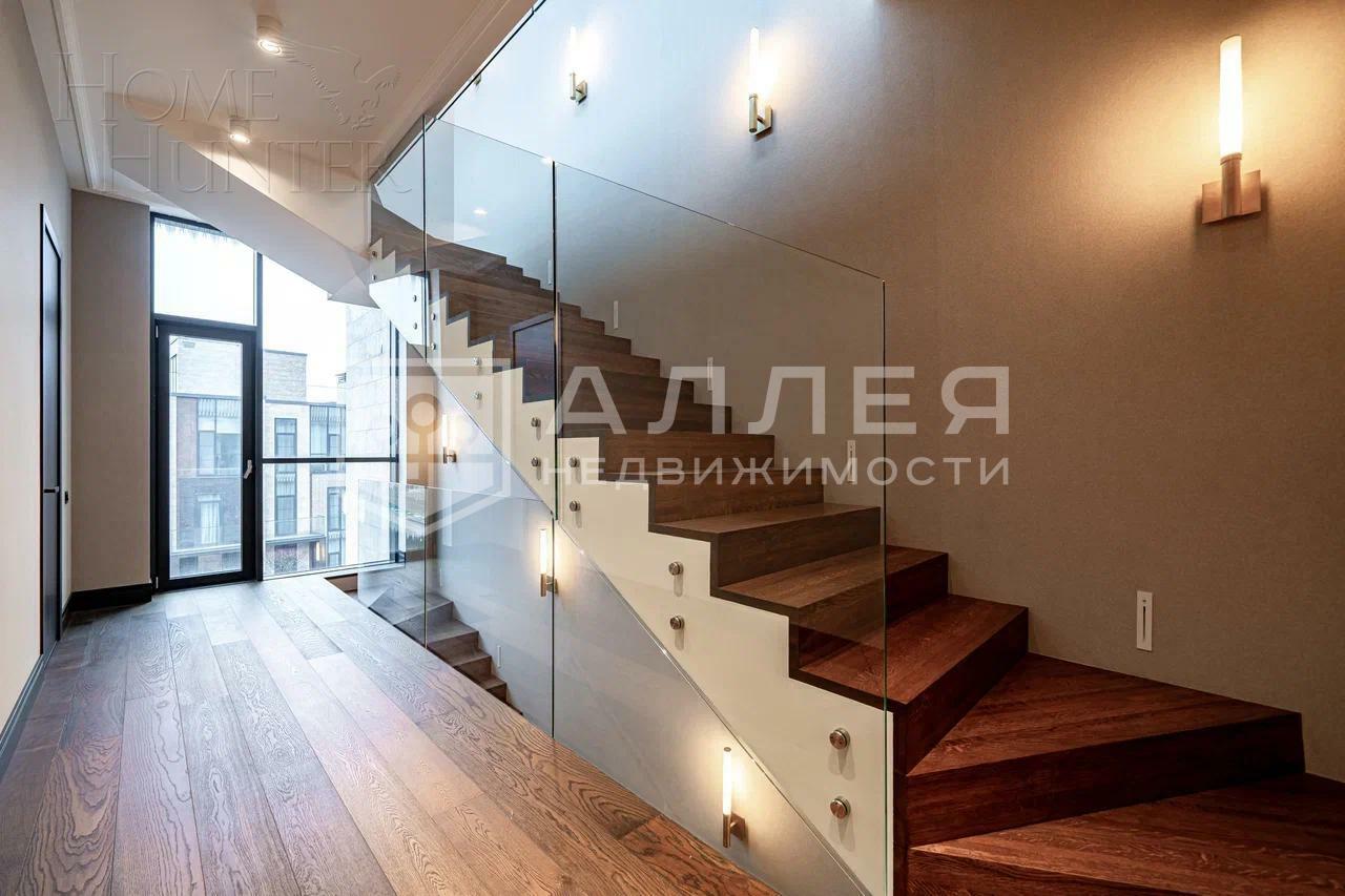 3-этажный таунхаус 310 м² с отделкой