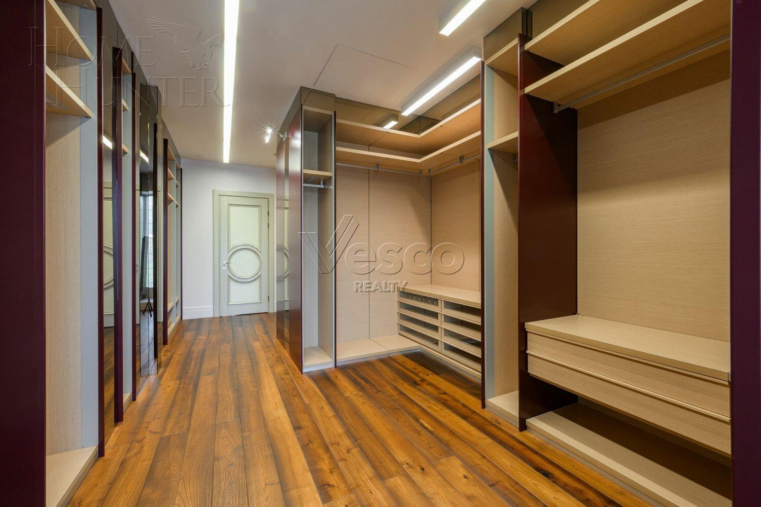 3-этажный коттедж 2 400 м² с отделкой