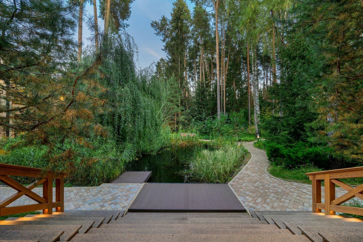 3-этажный коттедж 2 400 м² с отделкой