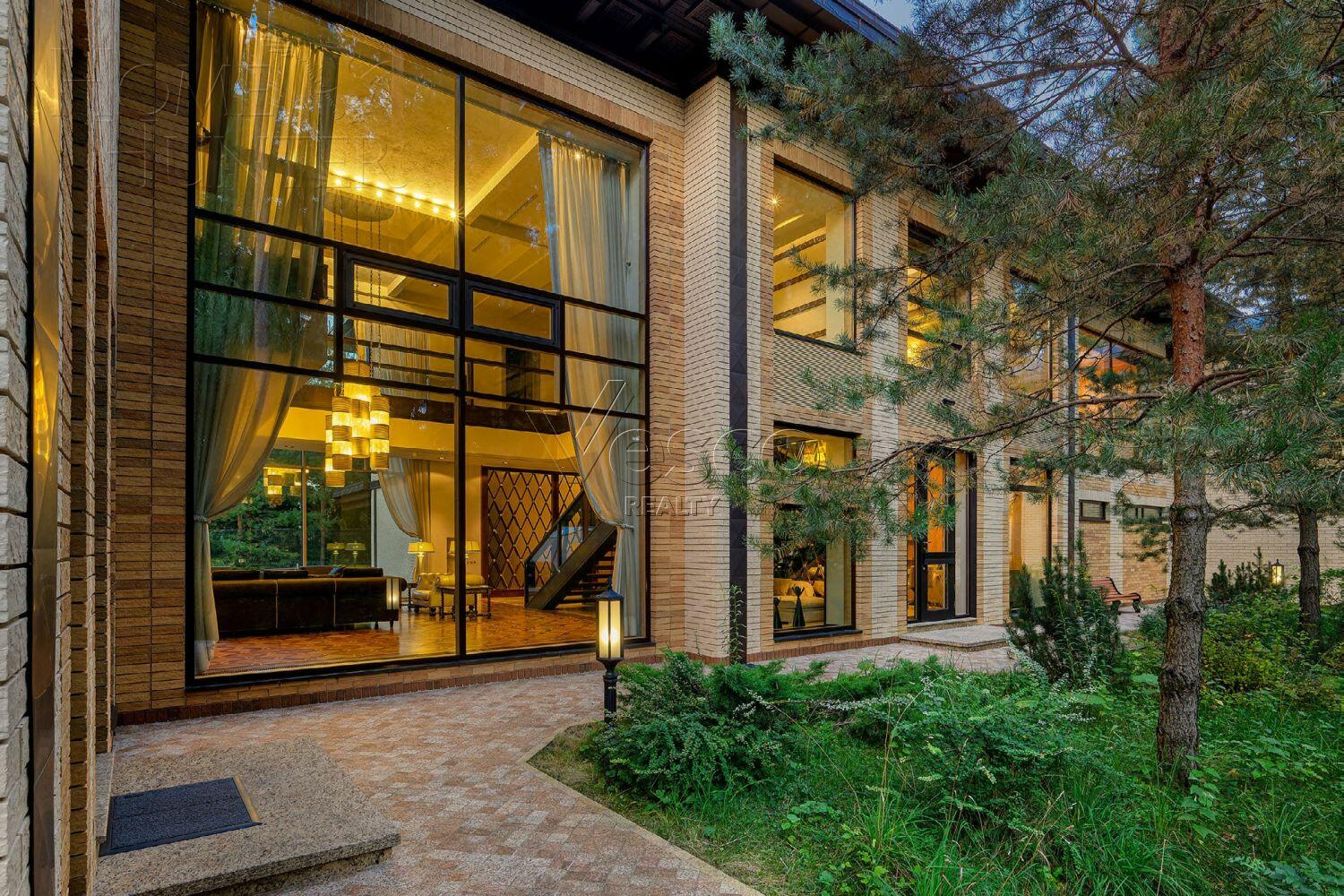 3-этажный коттедж 2 400 м² с отделкой