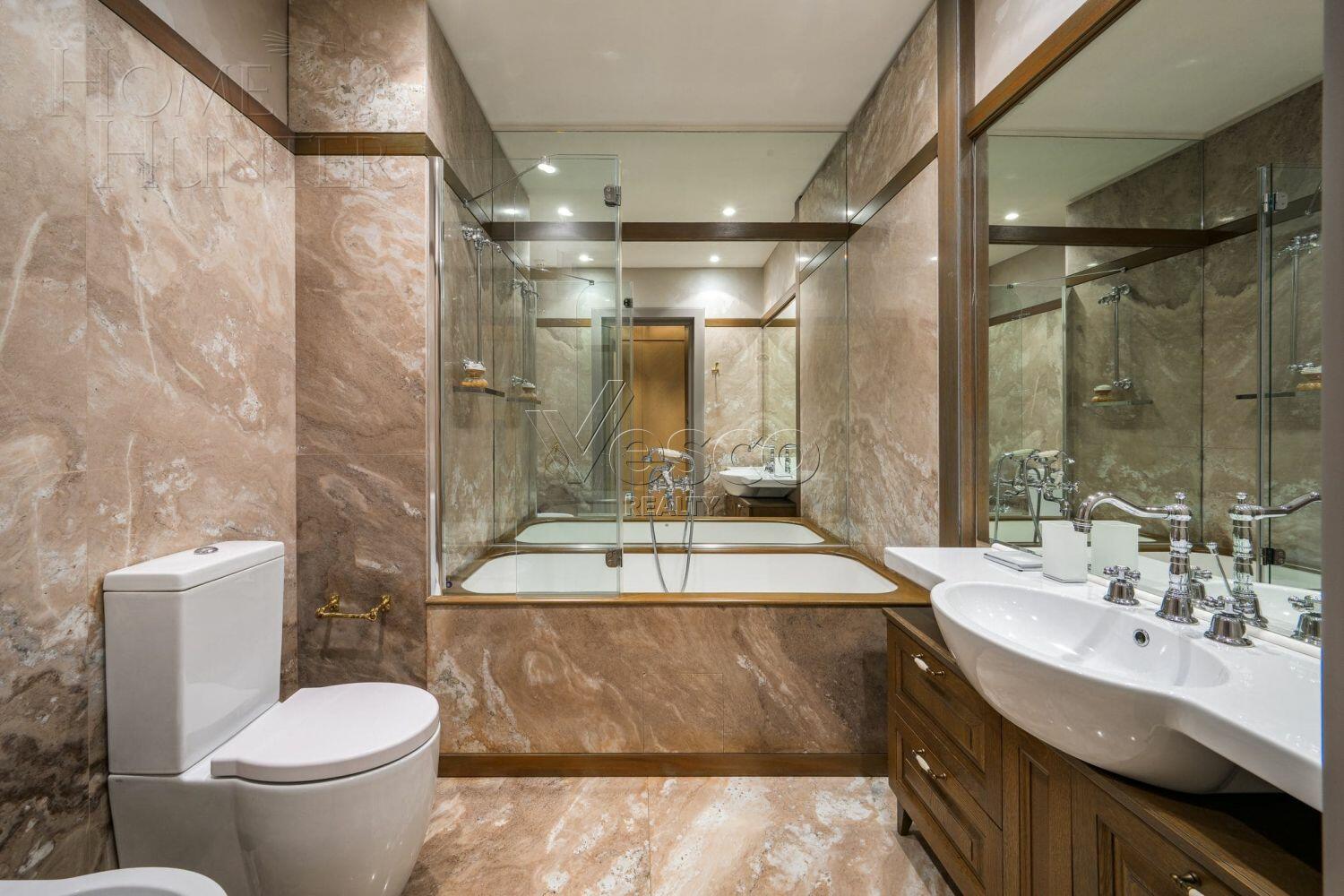 3-этажный коттедж 2 400 м² с отделкой